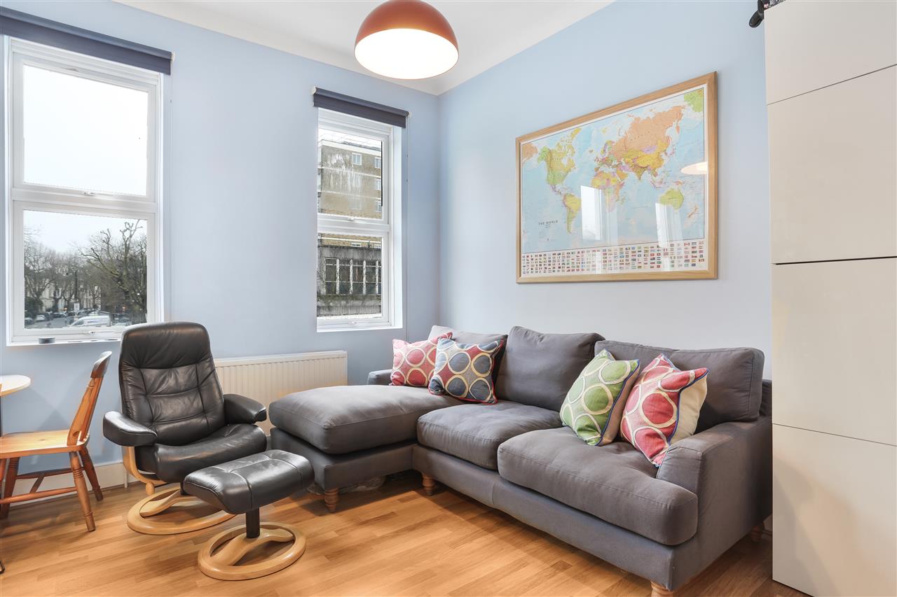 CHAIN FREE! A rarely available bright and airy first floor apartment in a mews setting. The property forms part of a conversion with beautiful views overlooking St. John's Church, situated within close proximity to Archway underground station and Upper Holloway overground station together with ...