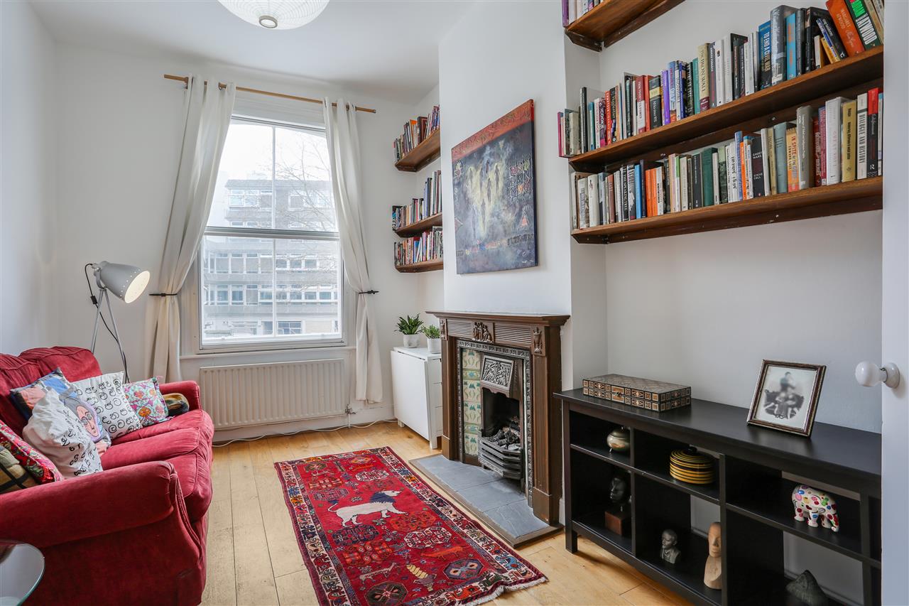 A well presented and spacious (approximately 607 Sq Ft/56 Sq M) split level first floor apartment situated in a popular location in Dartmouth Park within close proximity to Tufnell Park (Northern Line) underground station as well as the open spaces of Hampstead Heath (Parliament Hill Fields) ...