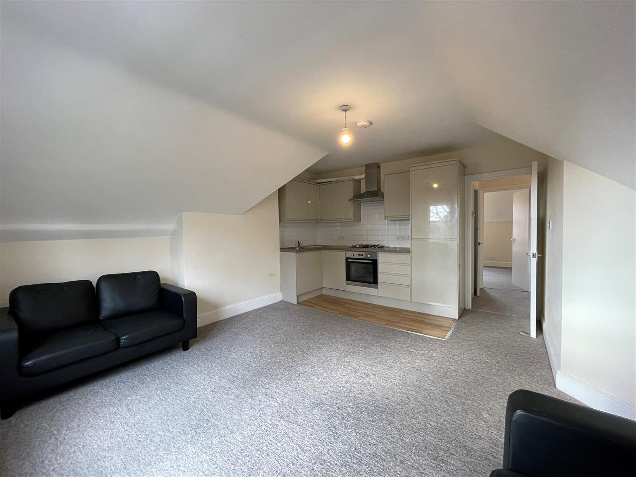 3 bed flat to rent in Mount View Road 11