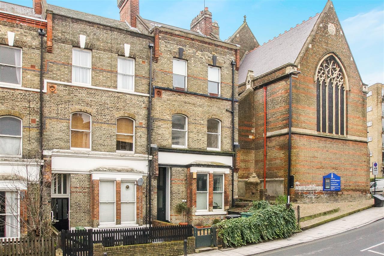 CHAIN FREE! A well presented first floor apartment forming part of a converted end of terrace Victorian property situated in a popular location in Dartmouth Park within close proximity to Tufnell Park (Northern Line) underground station as well as the open spaces of Hampstead Heath  (Parliament ...