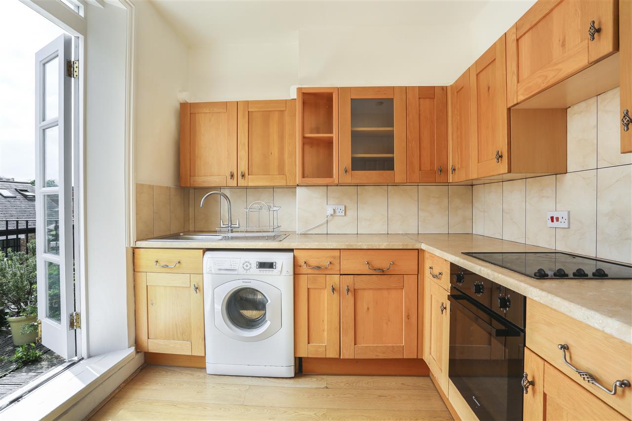 2 bed flat for sale in Arthur Road 6