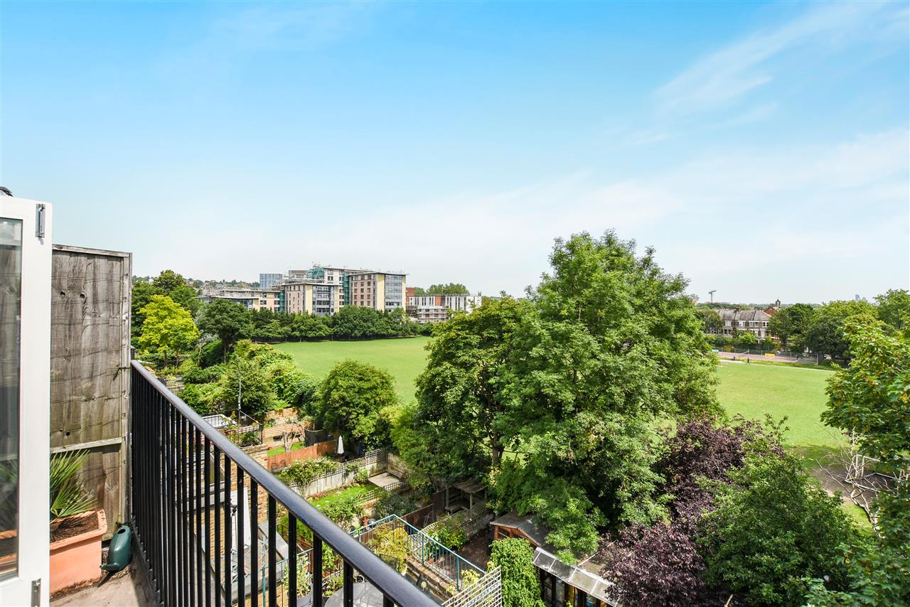 3 bed flat for sale in Huddleston Road 3