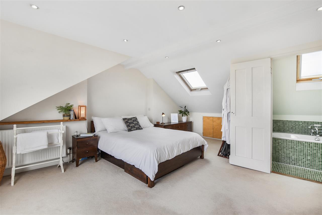 3 bed flat for sale in Huddleston Road  - Property Image 7