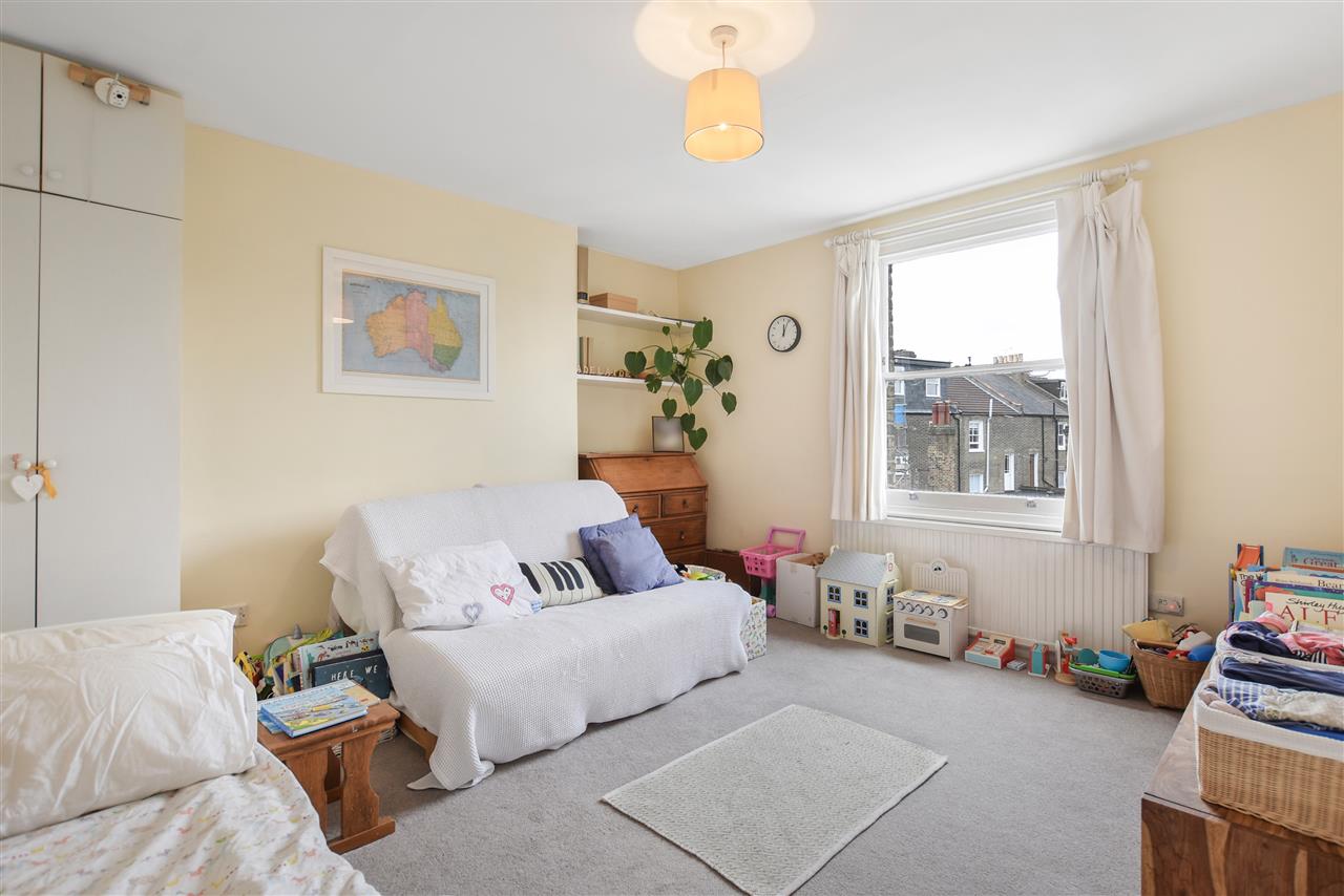 3 bed flat for sale in Huddleston Road 9