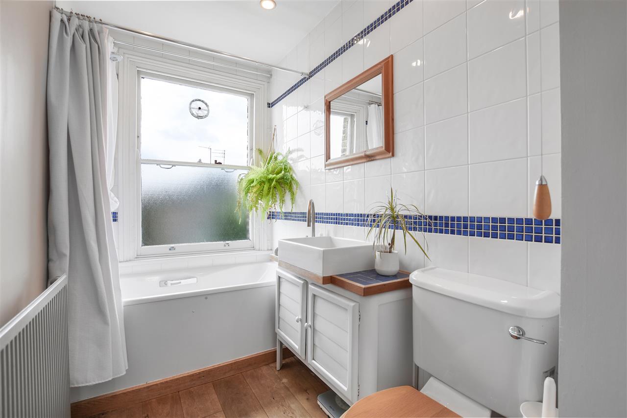 3 bed flat for sale in Huddleston Road 10
