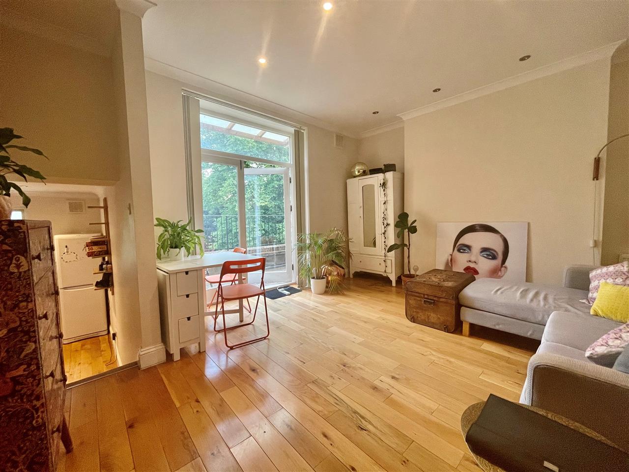 AVAILABLE 26th AUGUST 2023 to A MAXIMUM OF TWO NON-RELATED SHARERS OR A FAMILY. Forming part of a development of converted flats within a pair of semi detached period houses is this UNFURNISHED first floor SPLIT LEVEL 639 sq.ft apartment. The accommodation comprises of two double bedrooms, ...