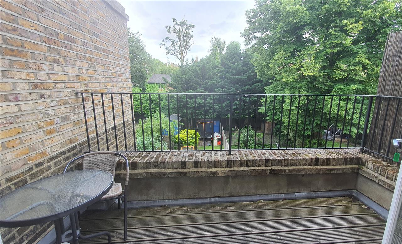 2 bed flat to rent in Anson Road 6
