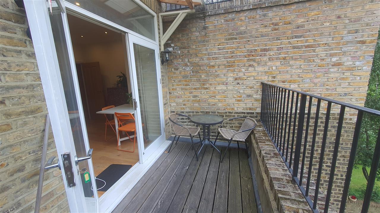 2 bed flat to rent in Anson Road 7