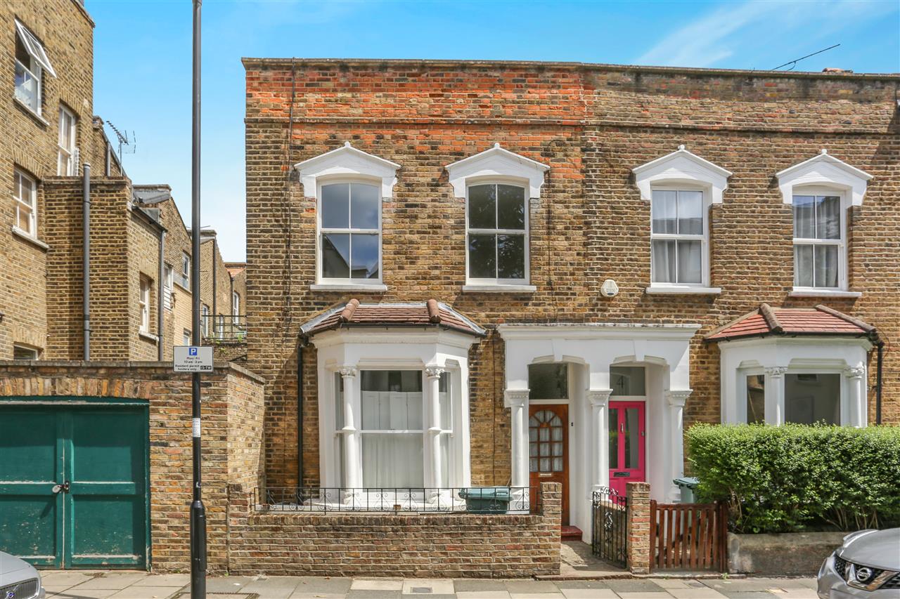 CHAIN FREE! A well presented end of terrace two storey Victorian house situated within close proximity of the popular Landseer Arms gastro pub, the green space of Whittington Park together with transport facilities including Archway underground (Northern Line) station and Upper Holloway ...