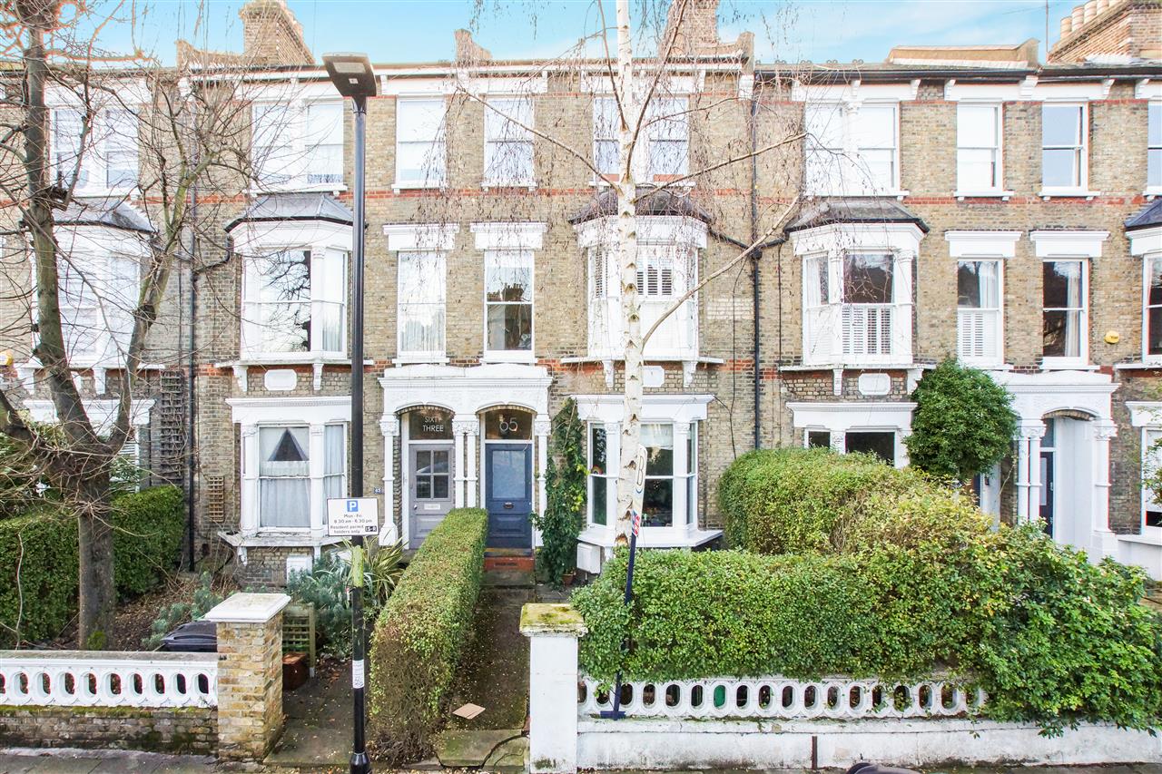 CHAIN FREE! A very well presented duplex second and third/loft floor apartment situated in arguably the prime part of this highly sought after residential tree lined road in the heart of Tufnell Park that is within close proximity to local shops, bars, cafes and restaurants on Fortess Road, ...