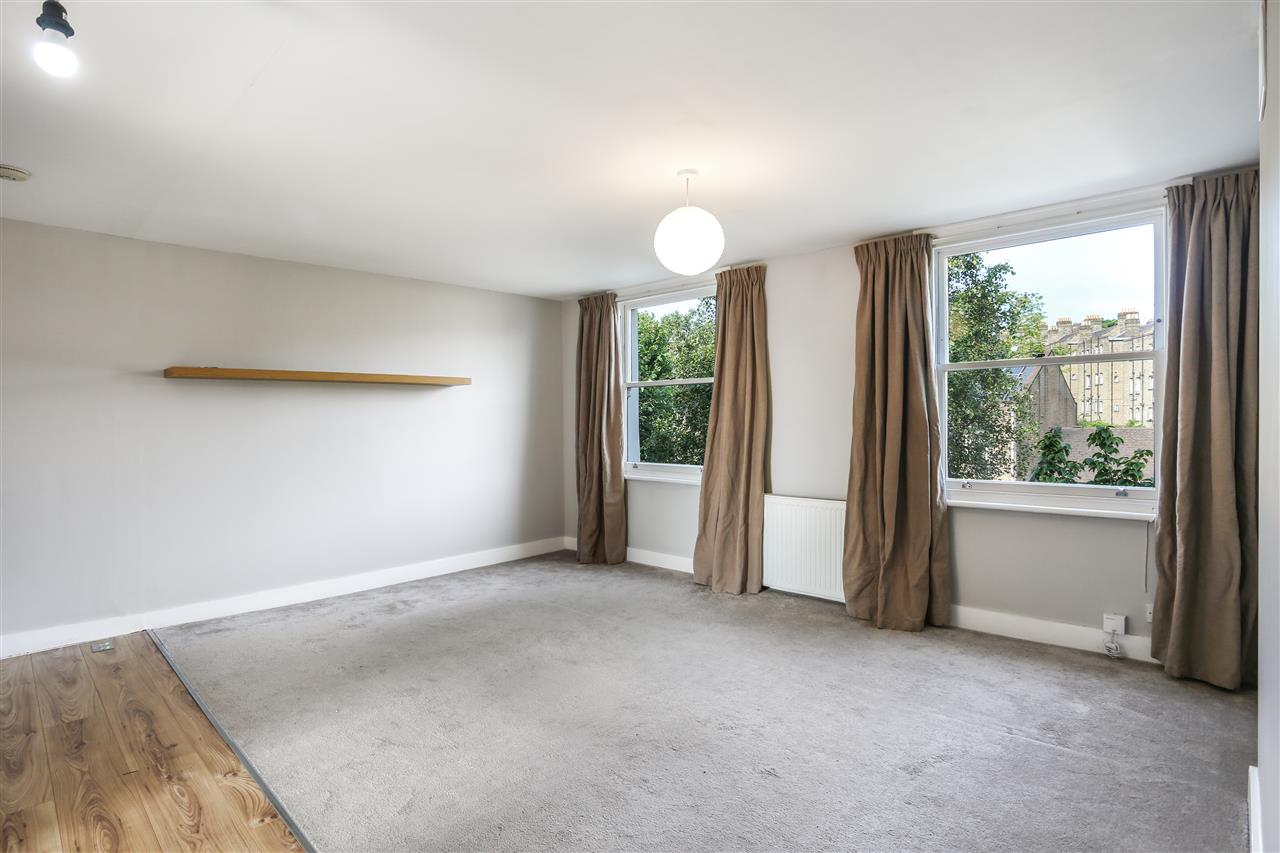CHAIN FREE! A very spacious (approximately 722 Sq Ft/67 Sq M) and well presented second/top floor apartment situated within close proximity to Archway and Tufnell Park (both Northern Line) underground stations together with local shops, cafes, bars and restaurants on both Junction Road and ...