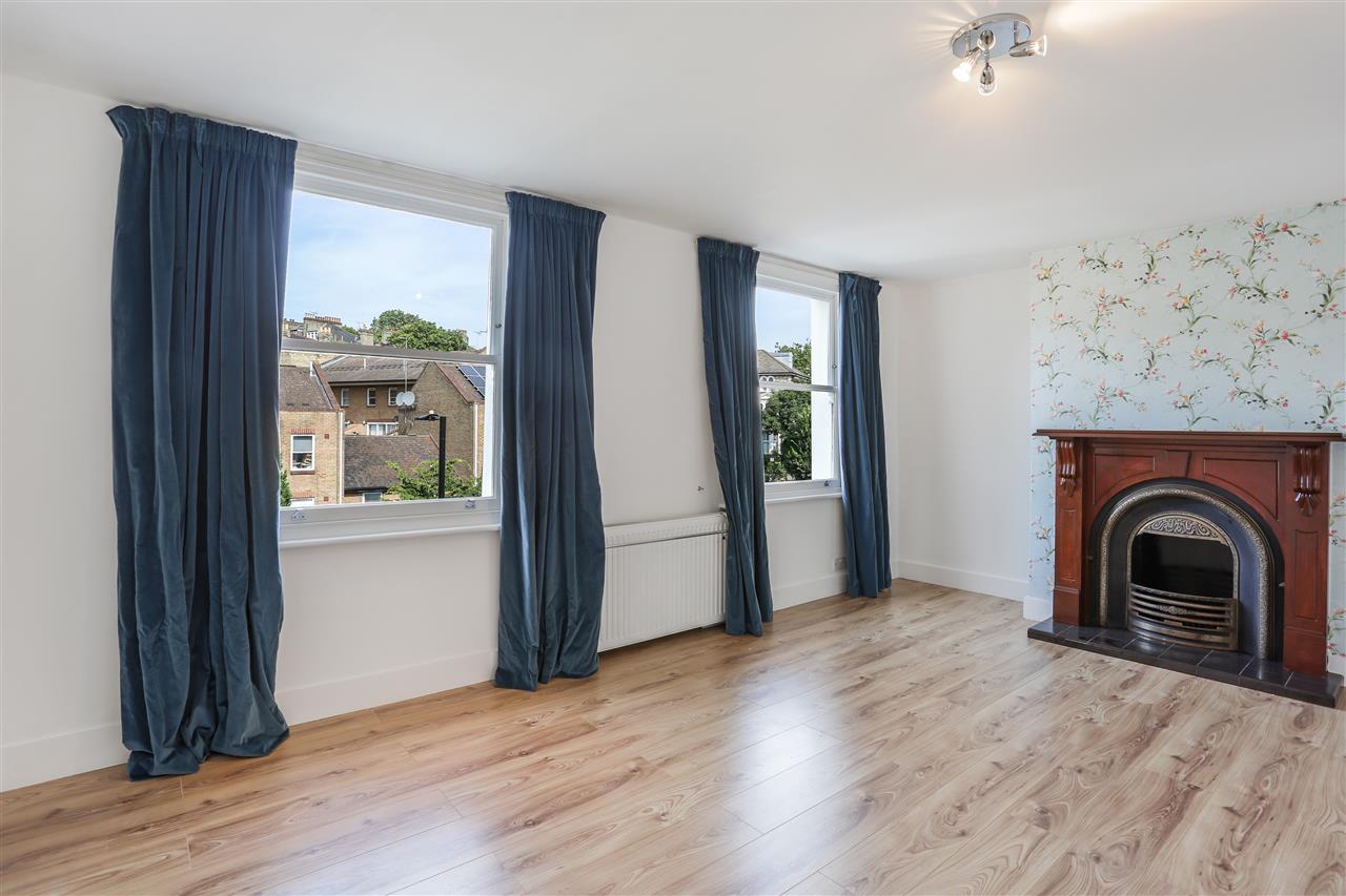 2 bed flat for sale in Junction Road 2