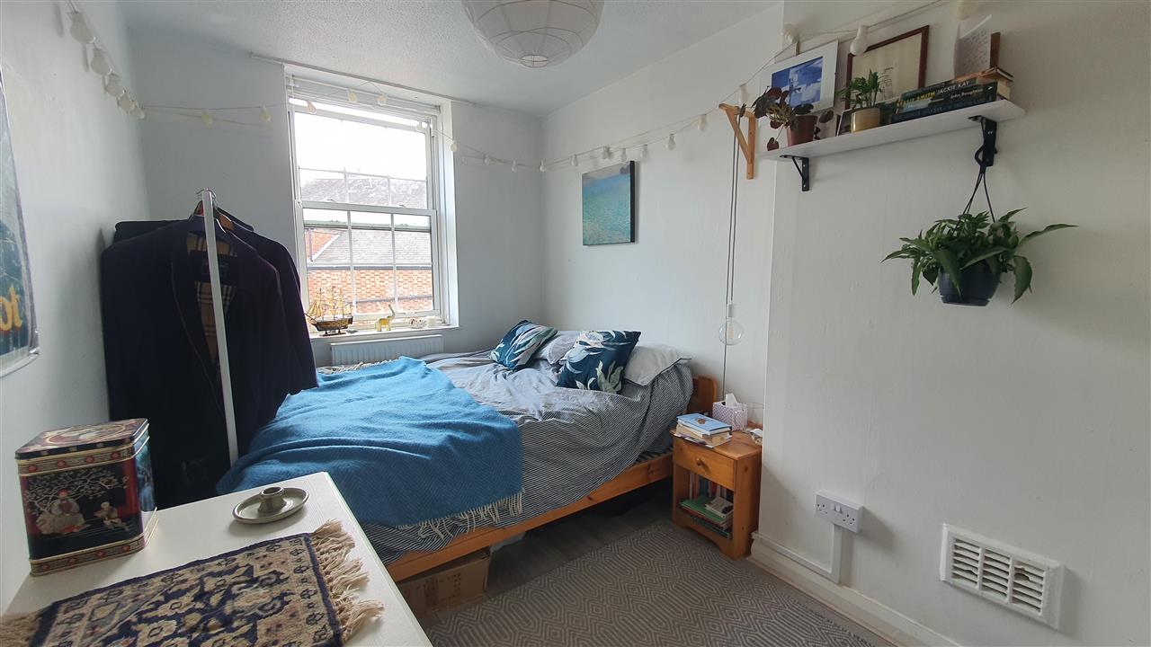 3 bed flat to rent in Prince Of Wales Road 2