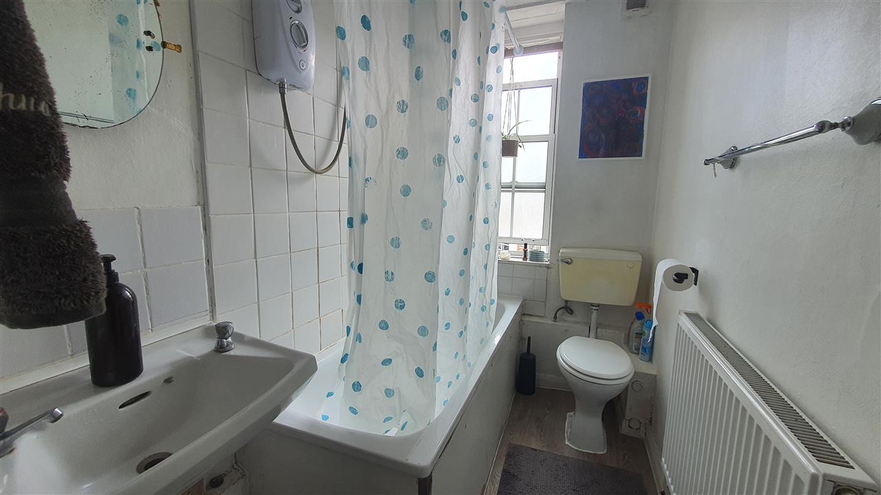3 bed flat to rent in Prince Of Wales Road 7