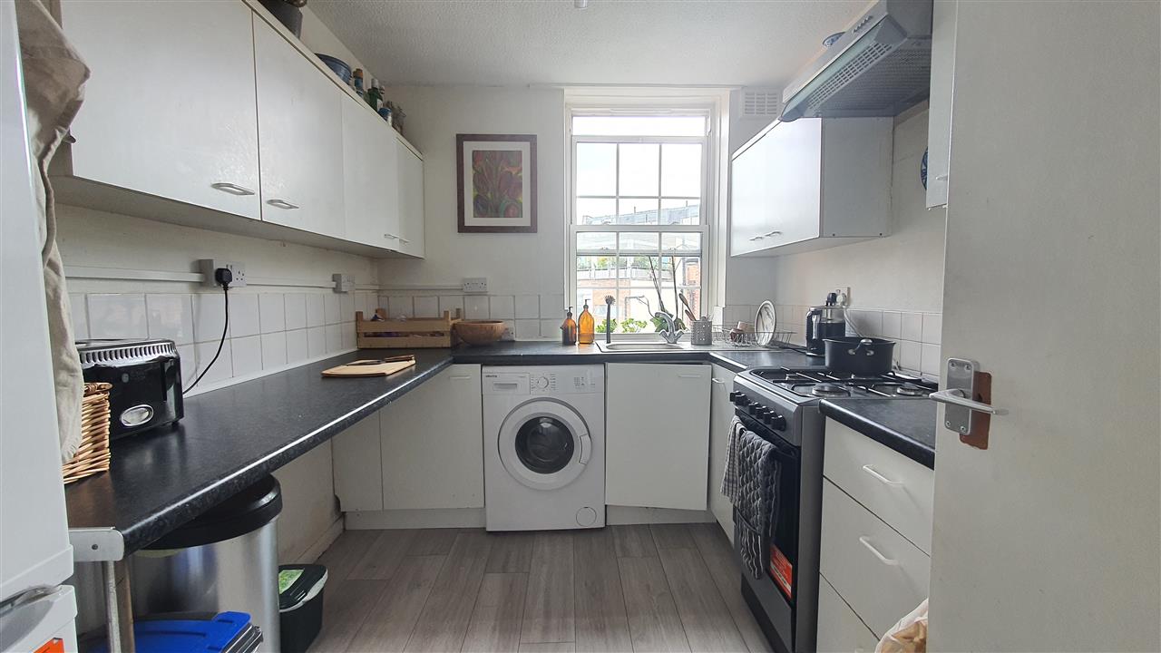 3 bed flat to rent in Prince Of Wales Road 8