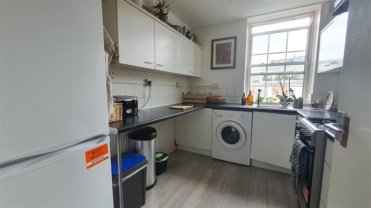 3 bed flat to rent in Prince Of Wales Road 9