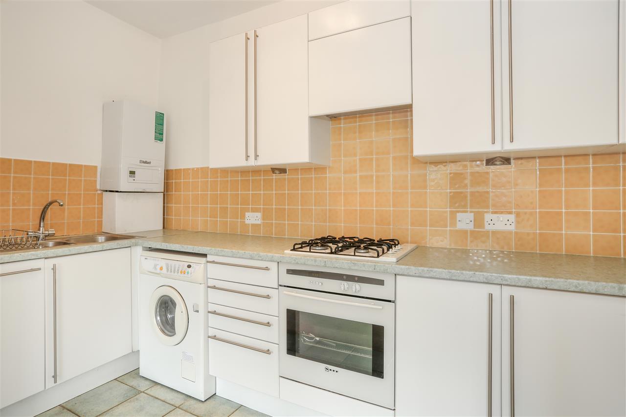 3 bed flat to rent in Lady Margaret Road 7