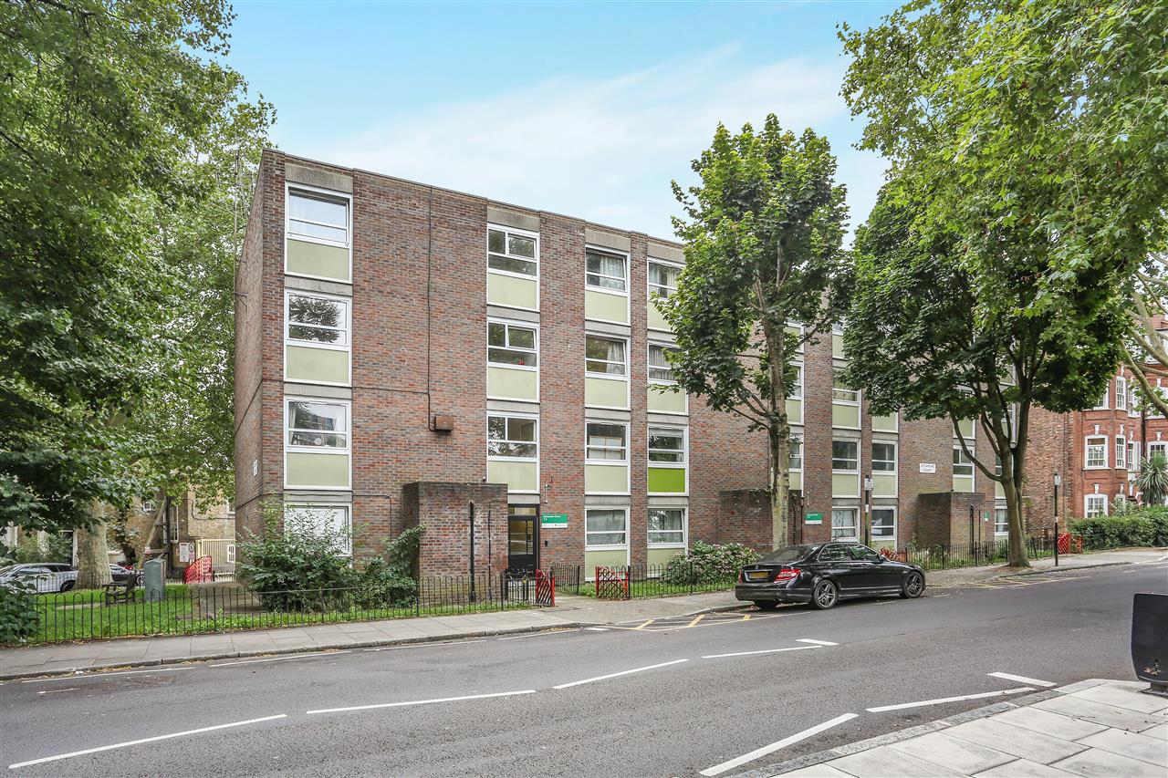 Spacious (approximately 481 SQ FT / 45 SQ M) second floor apartment forming part of a small purpose built block located in a popular residential location. The property is situated within close proximity to Tufnell Park and Archway (both Northern Line) underground stations, Holloway Road ...