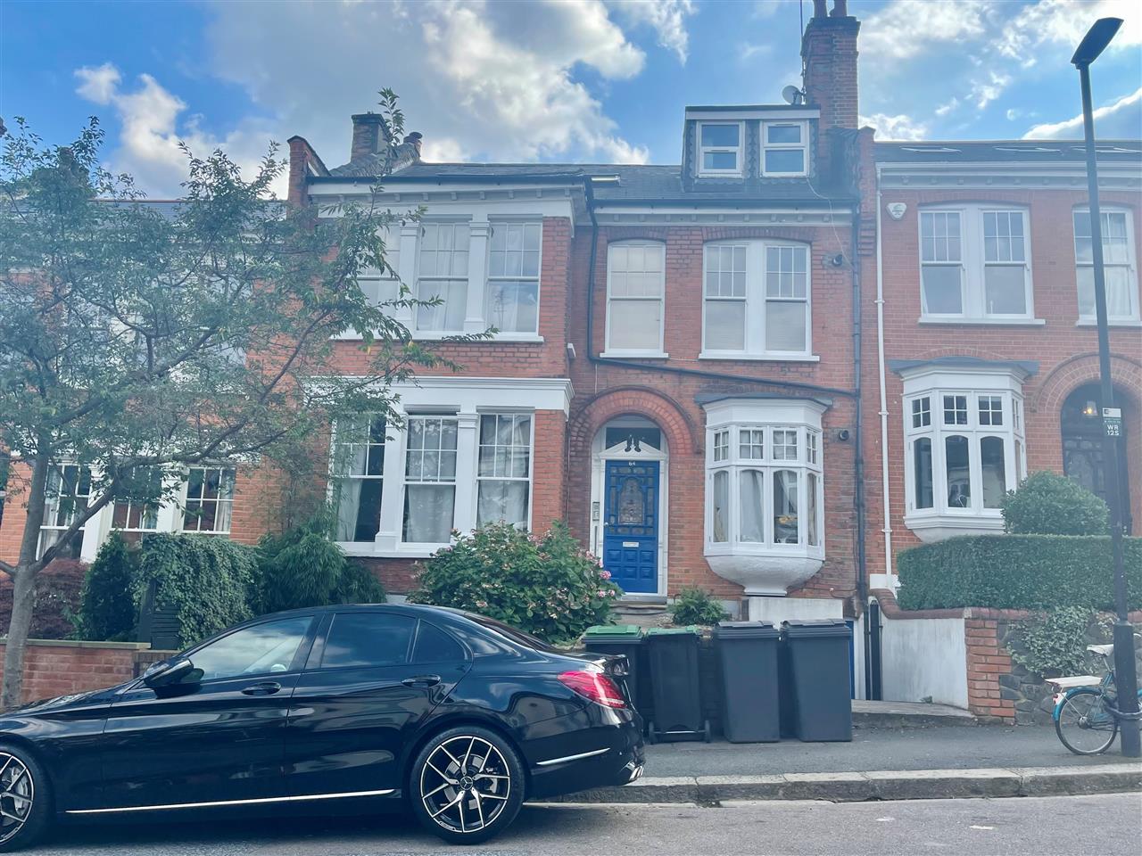 AVALIABLE  FROM 21ST NOVEMBER 2023 (possibly earlier)! AVAILABLE TO A MAXIMUM OF TWO NON-RELATED SHARERS OR FAMILY, A Bright and spacious Two Bedroom flat available to rent with an unofficial Roof Terrace, located in the centre of Muswell Hill with easy access to the numerous shops, cafes and ...