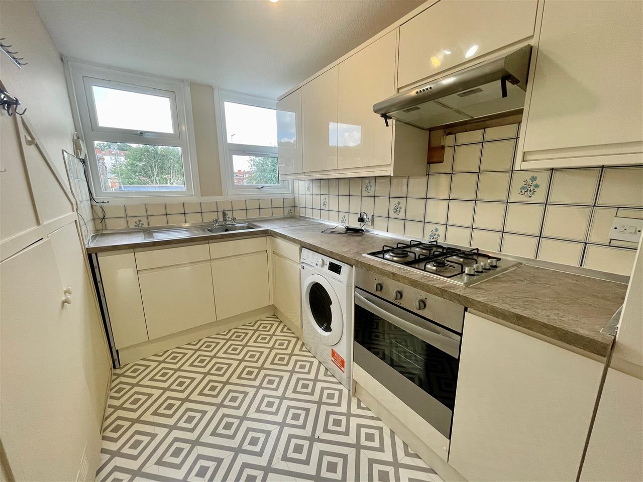 2 bed flat to rent  - Property Image 2