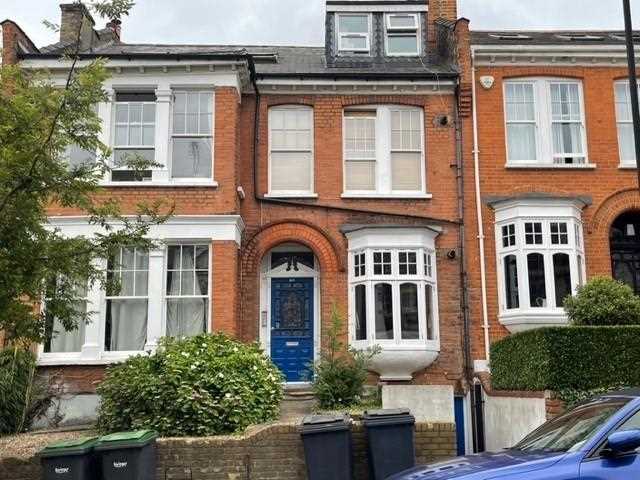 AVAILABLE FROM 24TH JULY 2023! A FURNISHED One Bedroom flat available to rent with direct access to a private 50' SOUTH-FACING garden plus large work/study room, located close to the centre of Muswell Hill. The property has a good size living space with feature bay window, kitchen/diner and ...