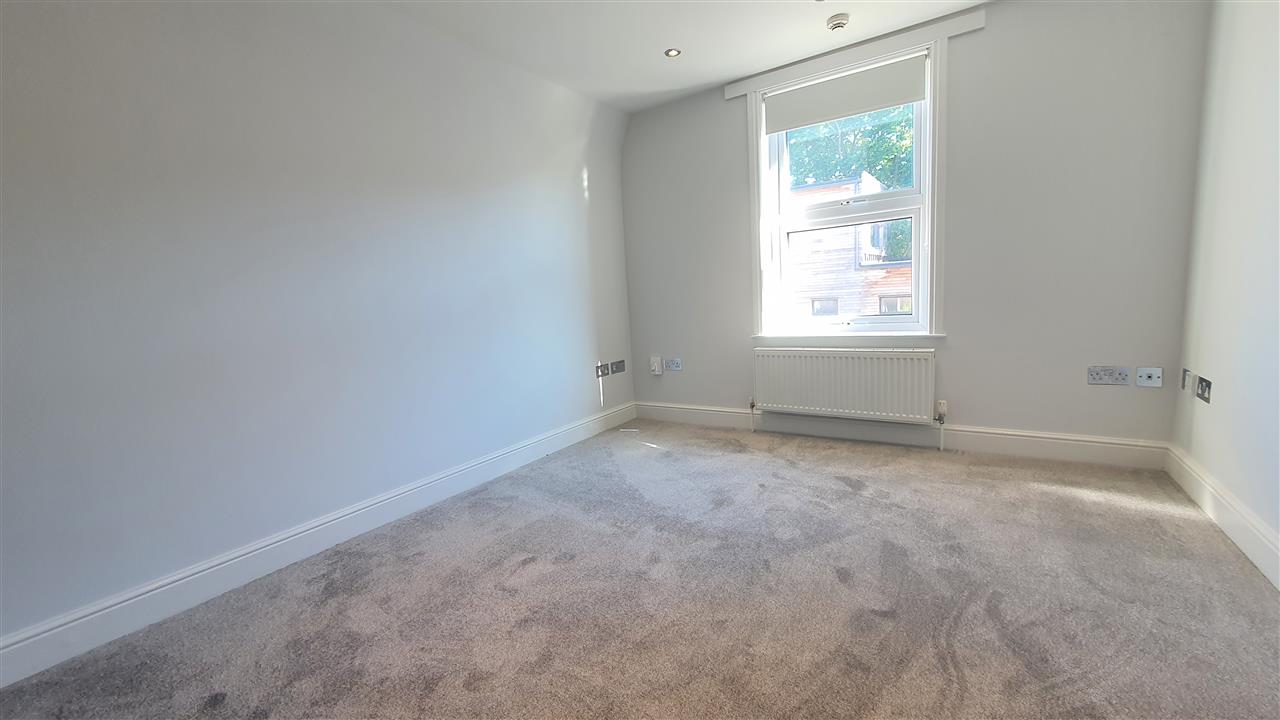Studio flat to rent in Fortess Road 2