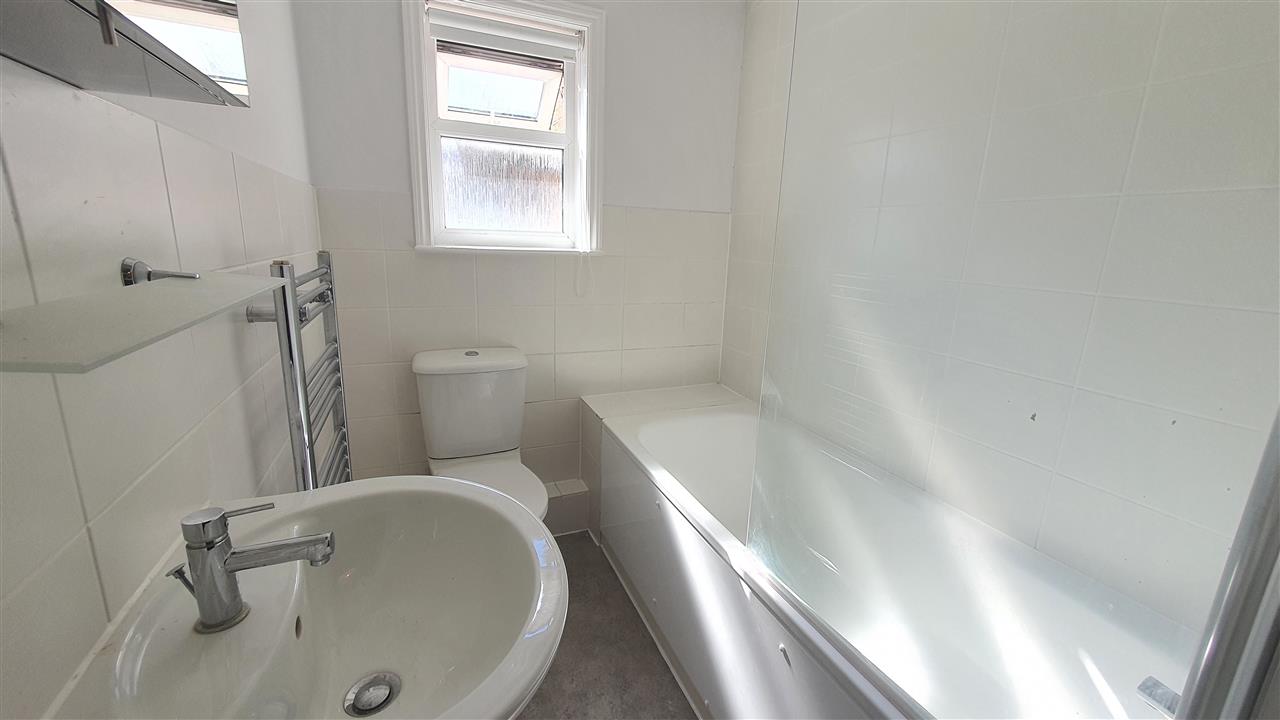 Studio flat to rent in Fortess Road 4