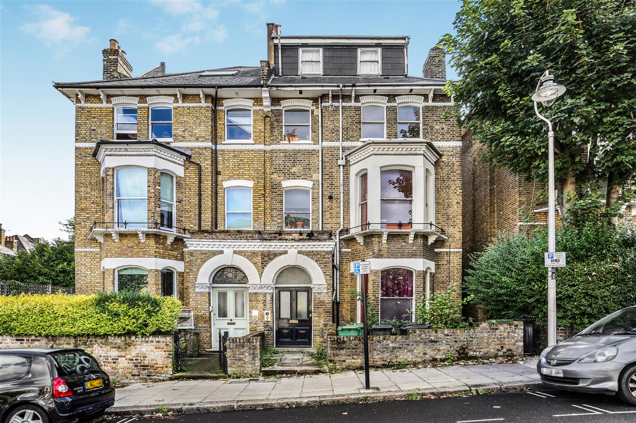 Completed Chain! A very well presented first floor apartment forming part of an imposing converted semi detached Victorian property situated in a highly sought after location within close proximity to Kentish Town's multiple shopping and transport facilities including (Northern Line) ...