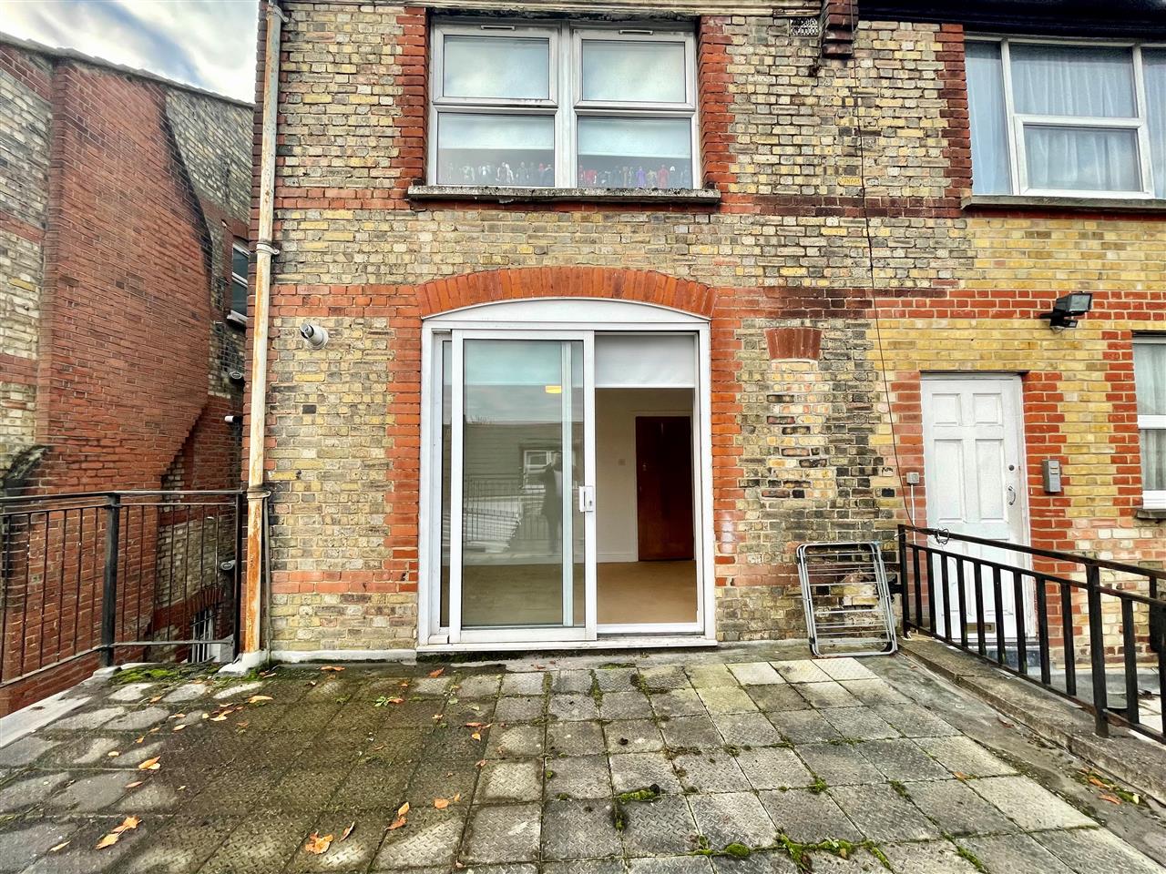 2 bed flat to rent 11