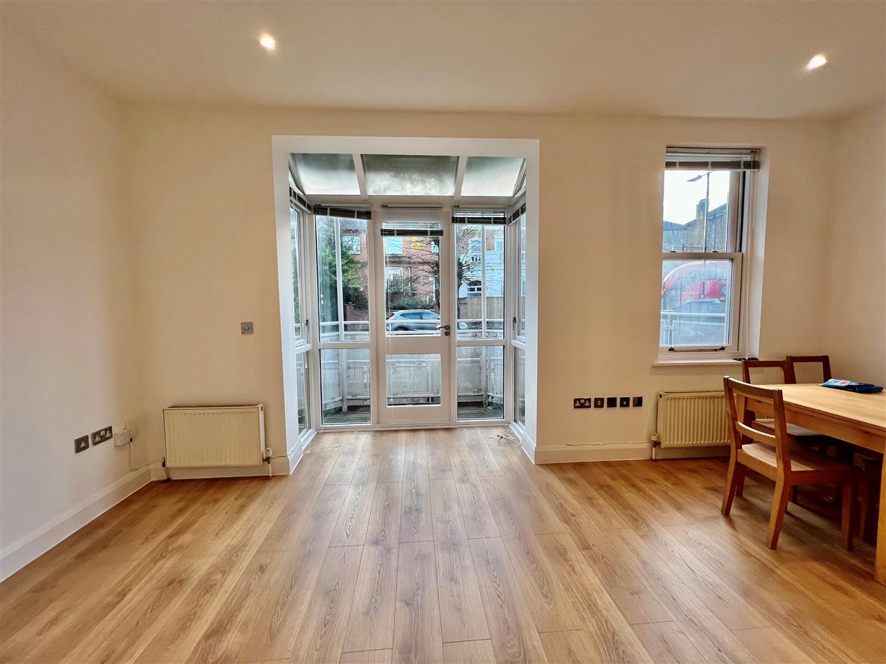 2 bed flat to rent in Lady Margaret Road 2
