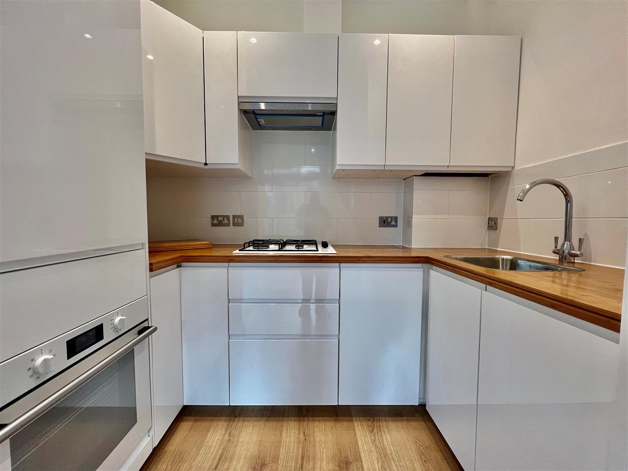 2 bed flat to rent in Lady Margaret Road 3