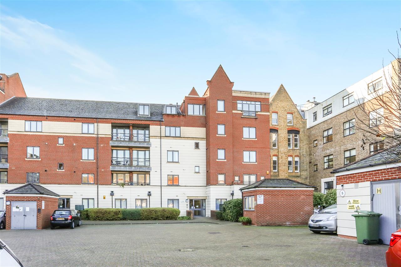 2 bed flat for sale in Manor Gardens 1