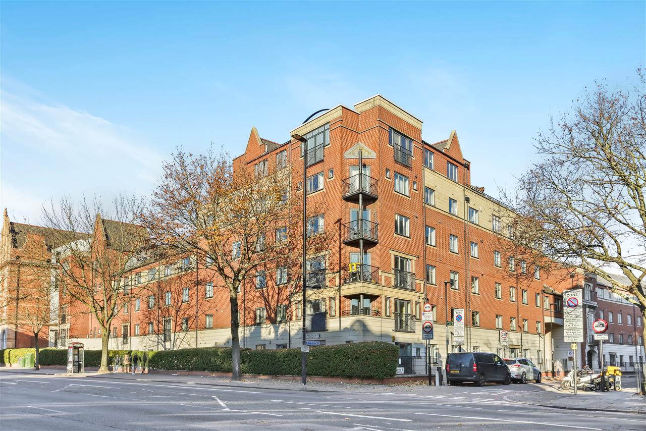 2 bed flat for sale in Manor Gardens 12