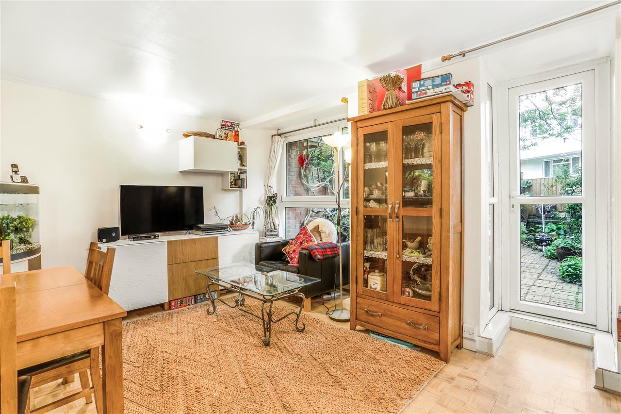 CHAIN FREE! A well presented and spacious (approximately 773 Sq Ft / 72 Sq M) split level ground and first floor garden maisonette set within a purpose built gated development within close proximity to the multiple shopping and transport facilities of Holloway Road and Tufnell Park together ...