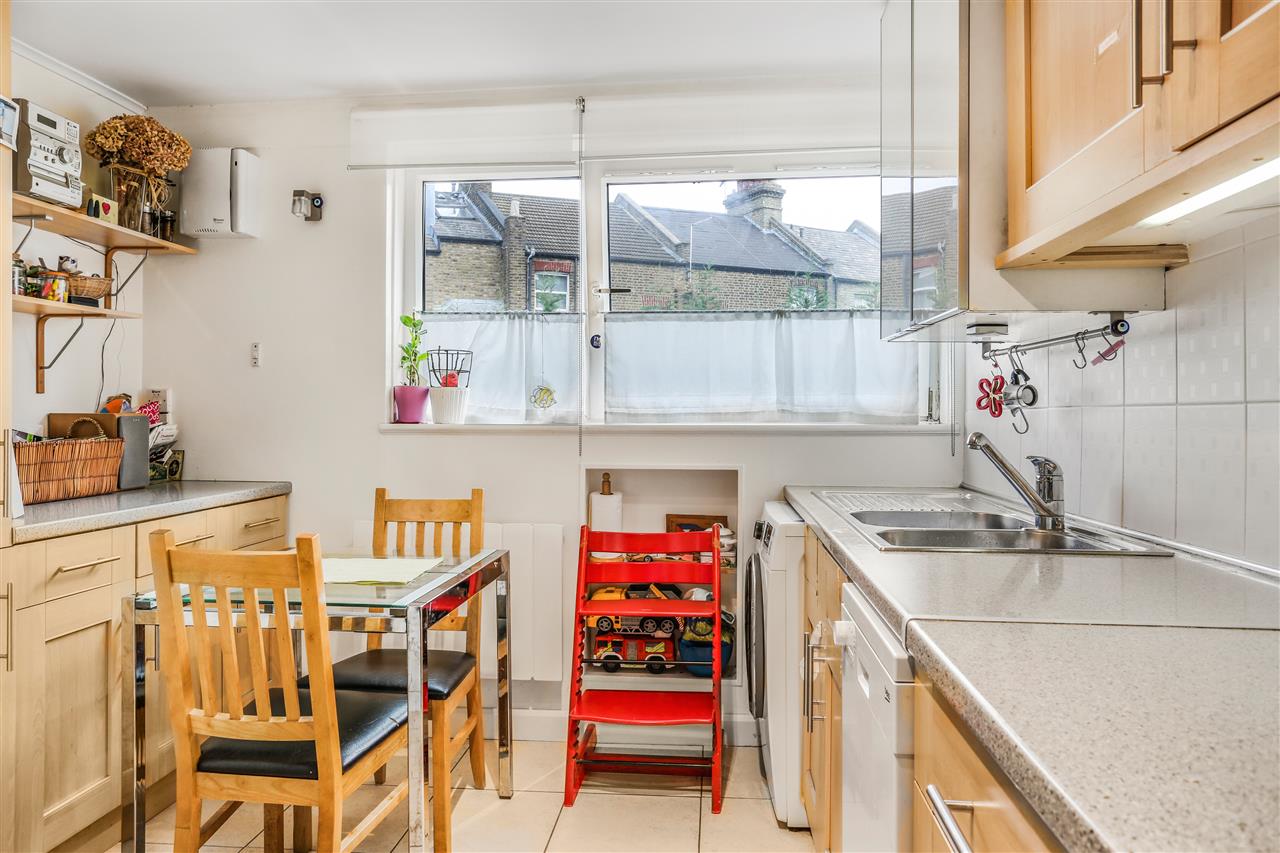 2 bed maisonette for sale in Crayford Road  - Property Image 3