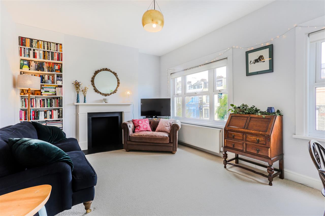 CHAIN FREE! A very well presented and spacious (approximately 866 Sq Ft/80 Sq M) split level second and third floor apartment situated within very close proximity of multiple popular green spaces including Whittington Park and Davenant Road Gardens. Excellent transport links nearby include ...