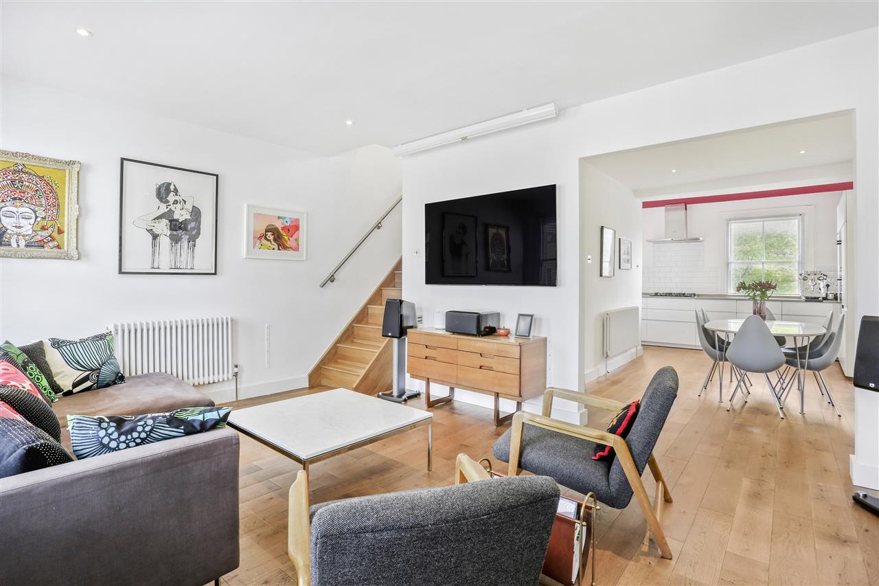 An immaculately presented, contemporary and very spacious (approximately 990 Sq Ft/92 Sq M including restricted head height in bedrooms) split level second and third floor apartment situated within very close proximity of multiple popular green spaces including Whittington Park and Davenant ...