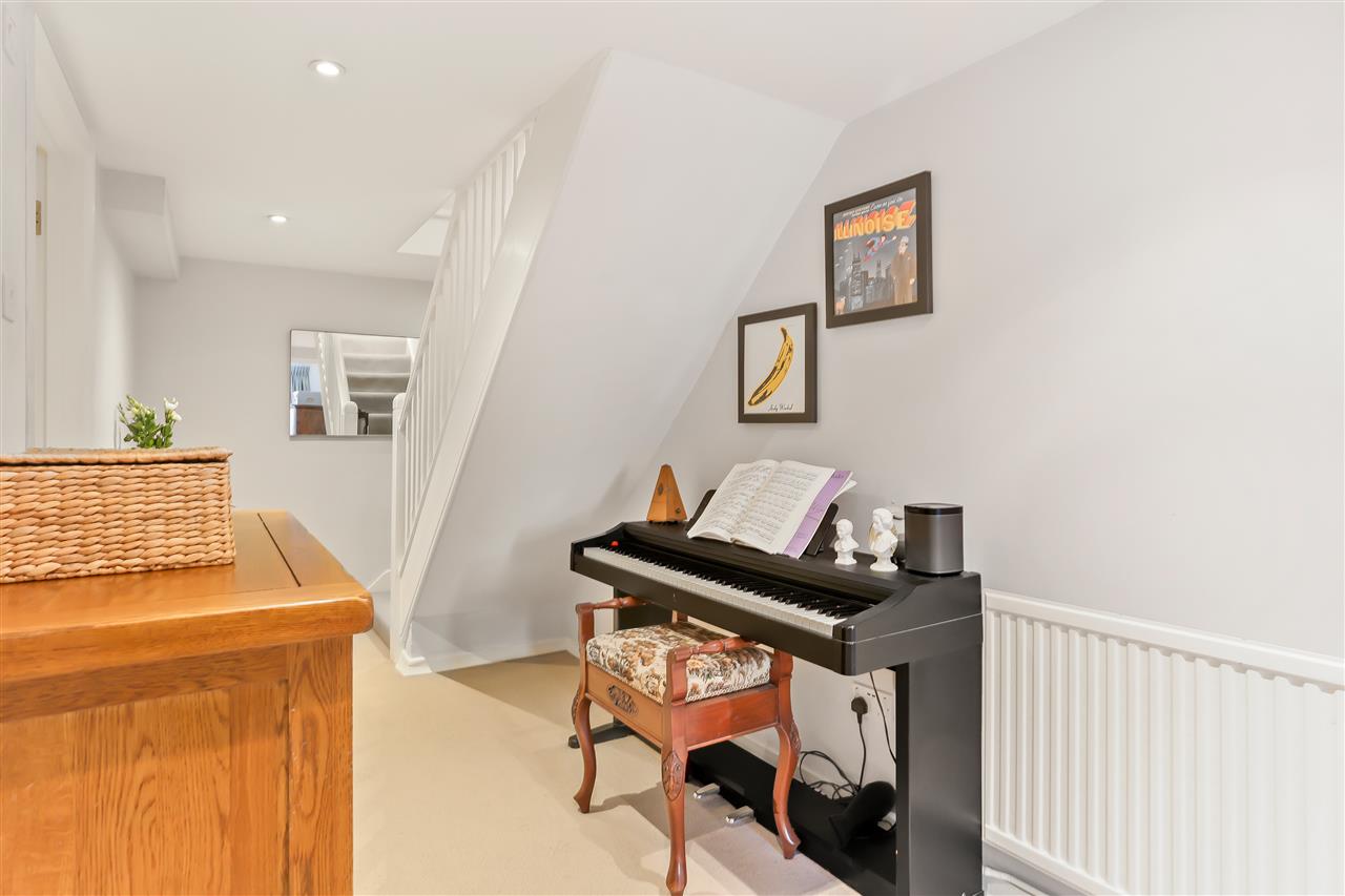 2 bed flat for sale in Brecknock Road  - Property Image 8