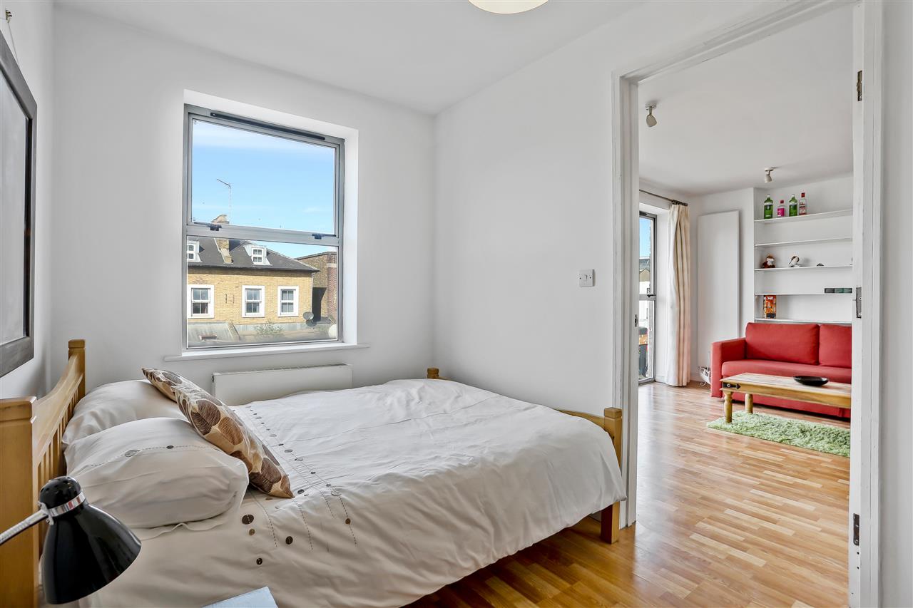 3 bed flat for sale in Seven Sisters Road 2