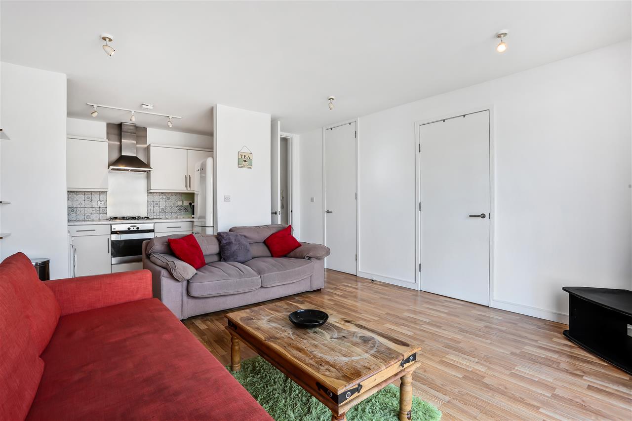 3 bed flat for sale in Seven Sisters Road 5
