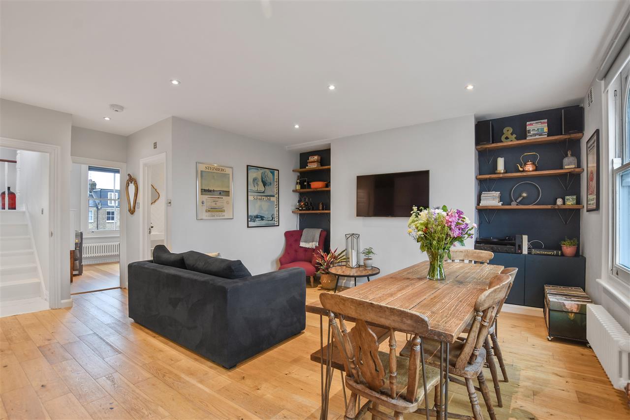 NEW PREMIUM LISTING  An exceptionally well presented, contemporary and spacious split level upper floor apartment. Situated within a period building and accompanied by it's own spacious private section of the rear garden, the apartment was extended & completely refurbished in 2017 to a high ...
