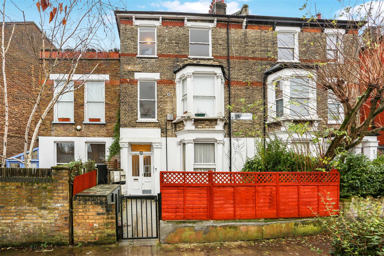 CHAIN FREE! A well presented and very spacious (approximately 970 Sq Ft/90 Sq M including eaves storage and restricted head height in top floor bedroom) split level second and third floor apartment forming part of a converted Victorian property situated in a highly sought after road that is ...