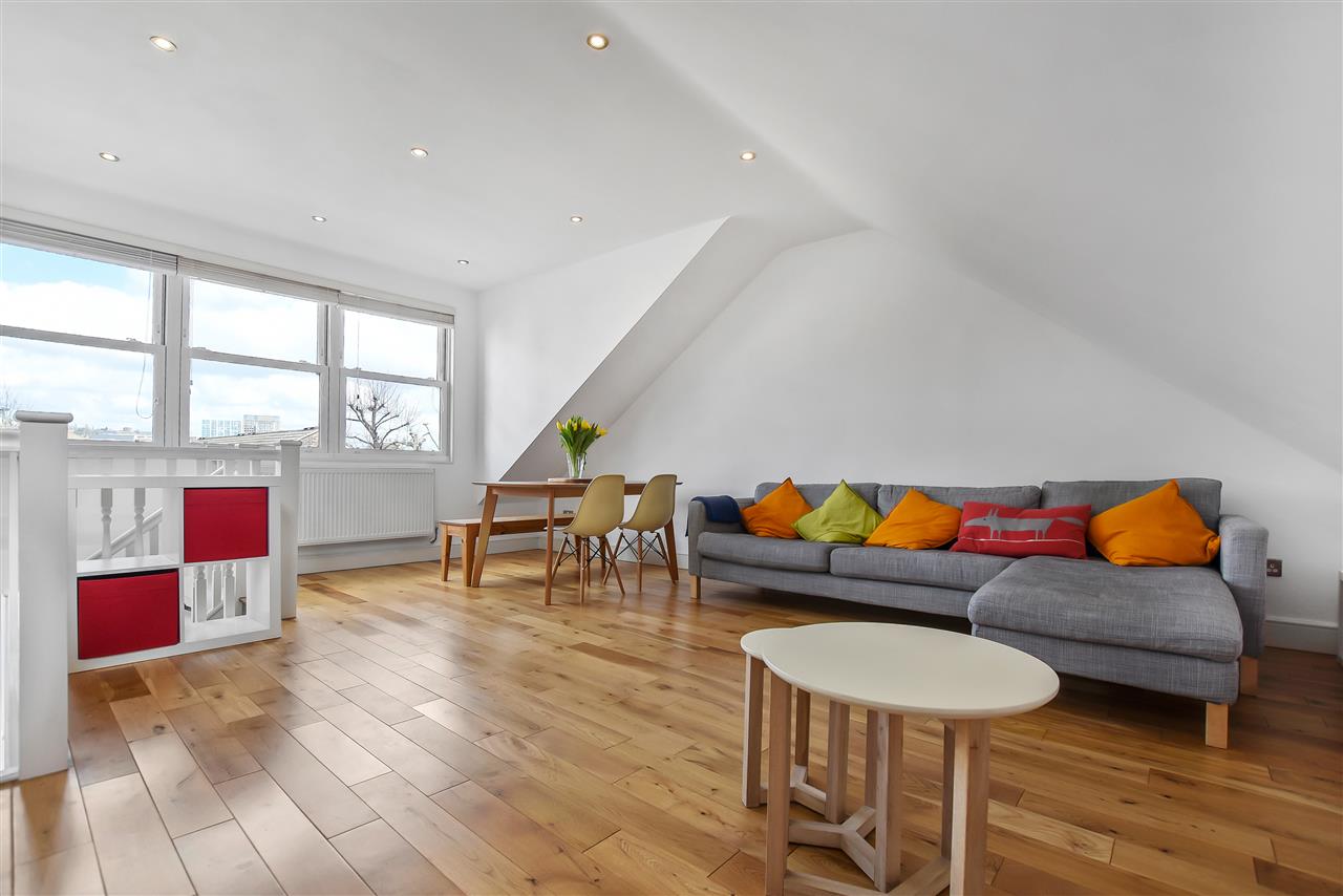 CHAIN FREE! A well presented presented and spacious (approximately 890 Sq Ft / 83 Sq M including restricted head height areas) split level first and second/top floor apartment situated in a sought after location within very close proximity to Tufnell Park (Northern Line) underground station ...