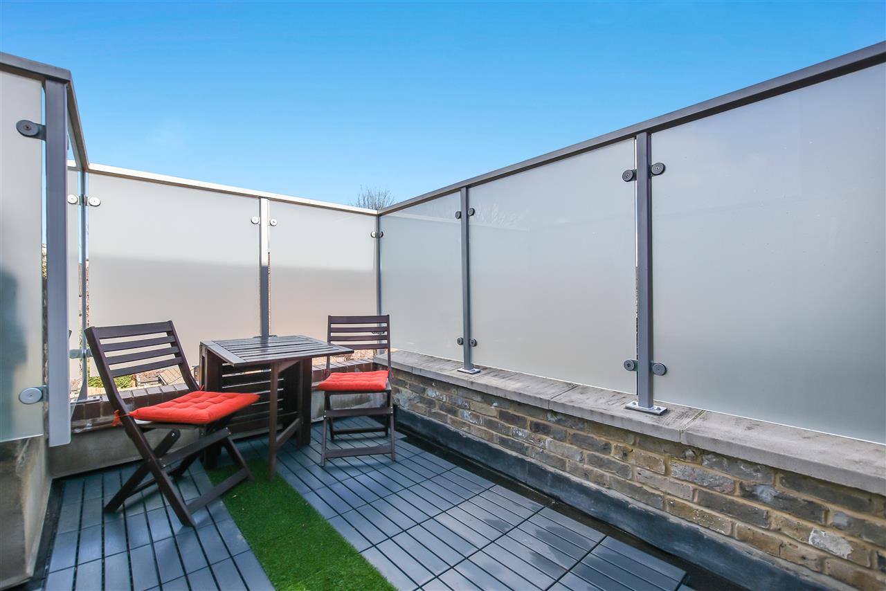 3 bed flat for sale in Tufnell Park Road 1