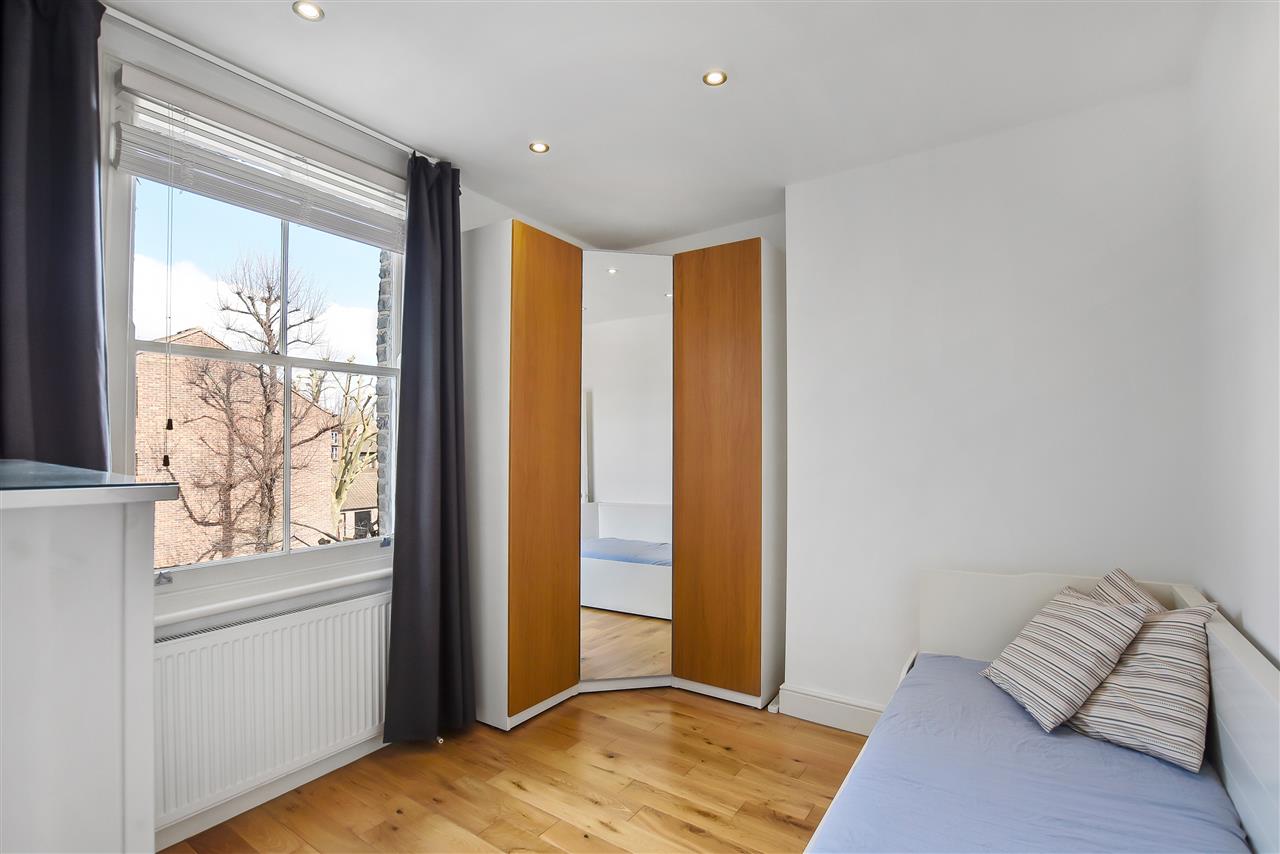 3 bed flat for sale in Tufnell Park Road 4