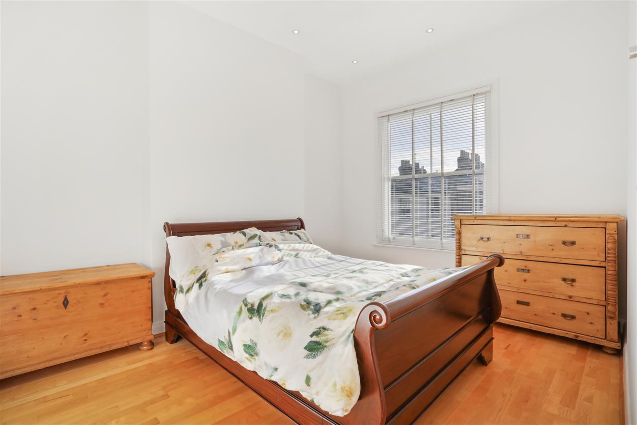 3 bed flat for sale in Hargrave Road 2