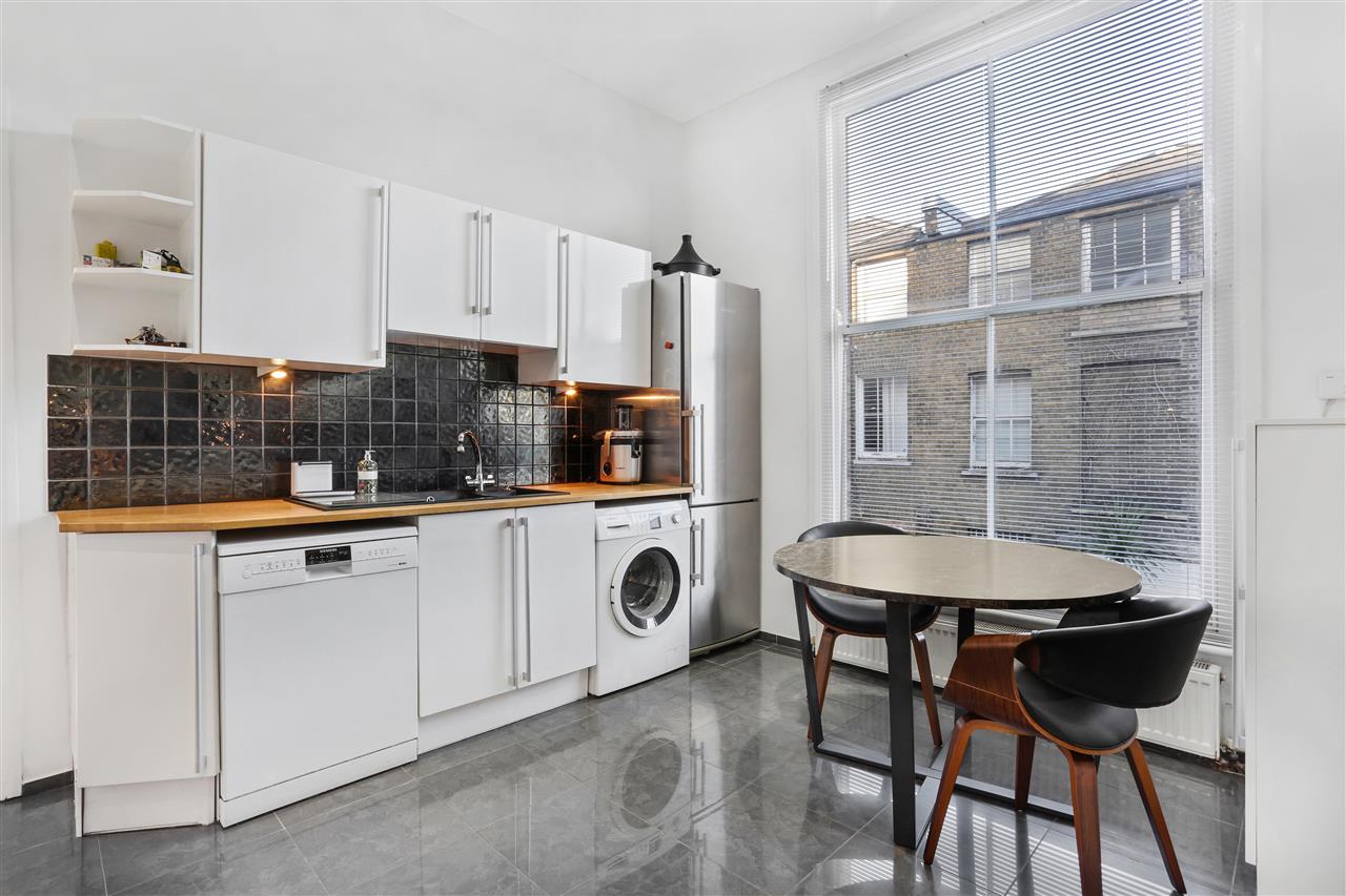 3 bed flat for sale in Hargrave Road 8
