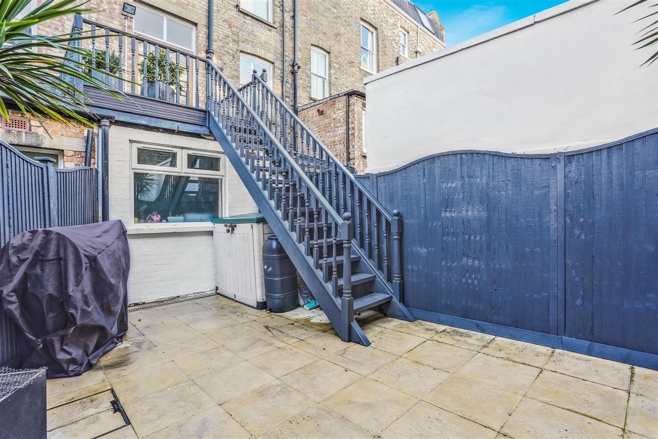 3 bed flat for sale in Hargrave Road  - Property Image 16