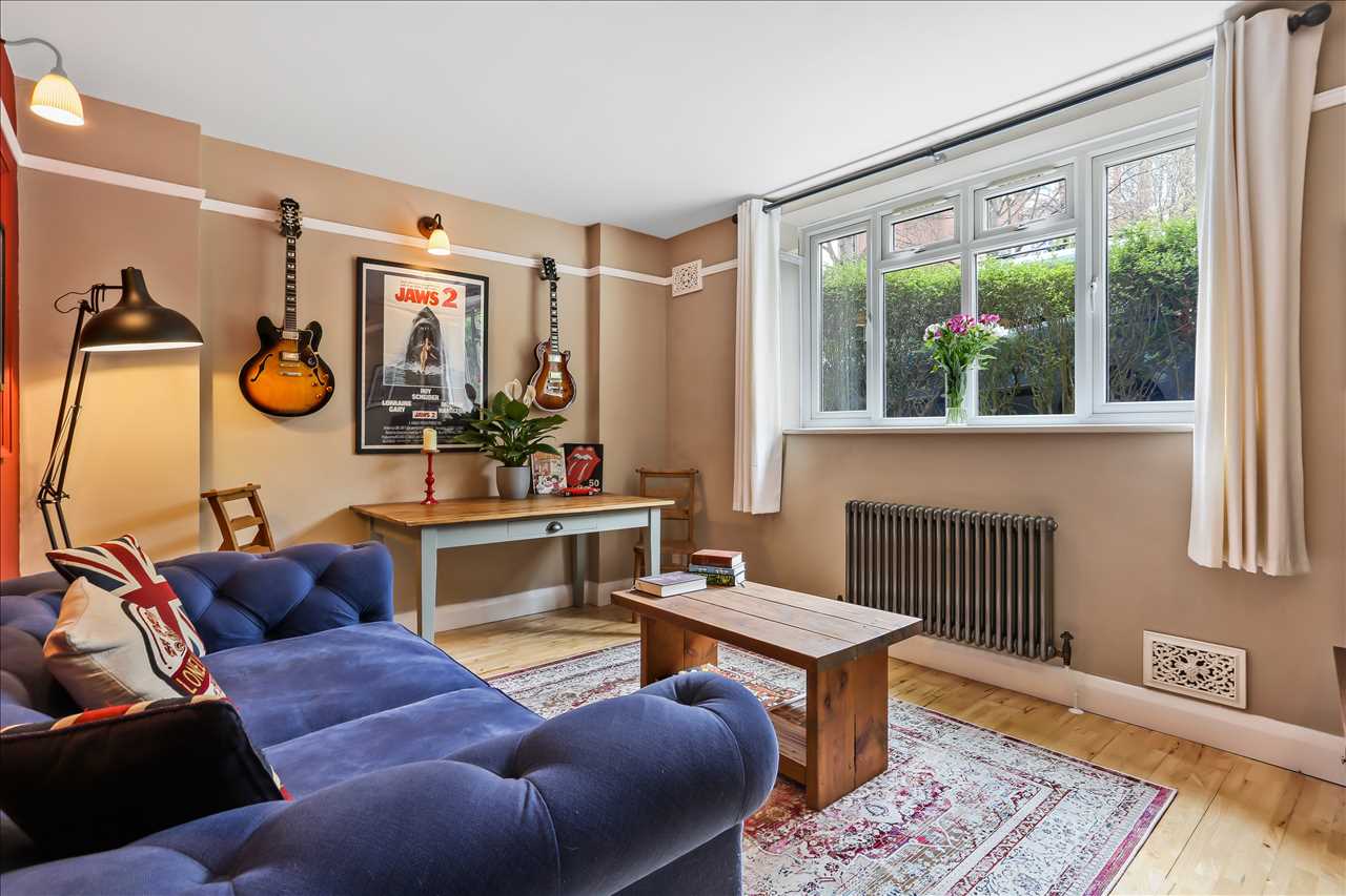A refurbished to a very high standard and spacious (approximately 532 Sq Ft / 49 Sq M) ground floor apartment forming part of a sought after private purpose built block situated within close proximity to Tufnell Park (Northern Line) underground station together with the varied shops, cafes, ...