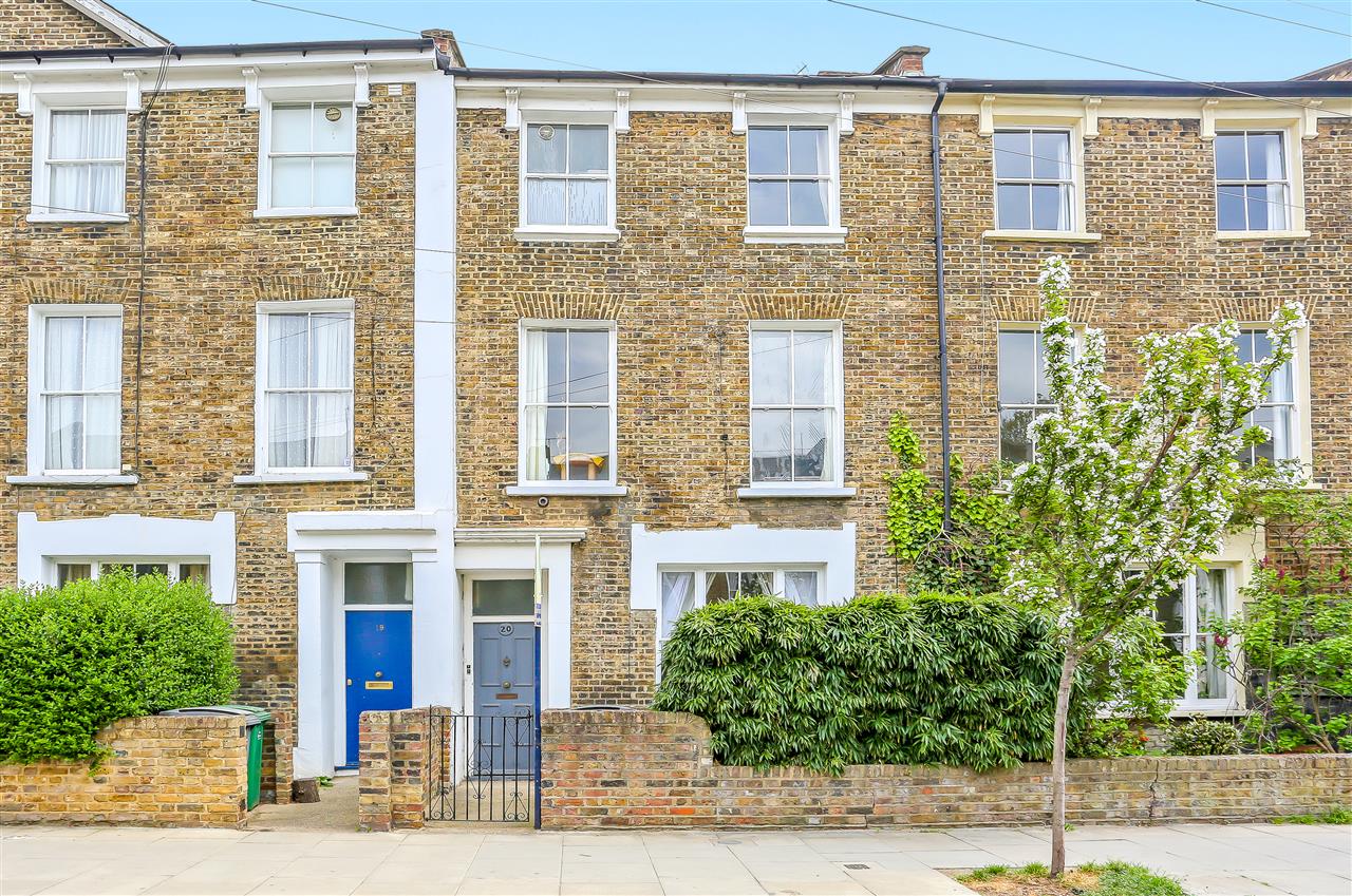 A bright (approximately 517 sq.ft (48 sq.m) and well presented ground floor garden apartment situated within very close proximity to Kentish Town (Northern Line) underground station & british rail, together with the various shops, bars, cafes and restaurants on Kentish Town High Street. The ...